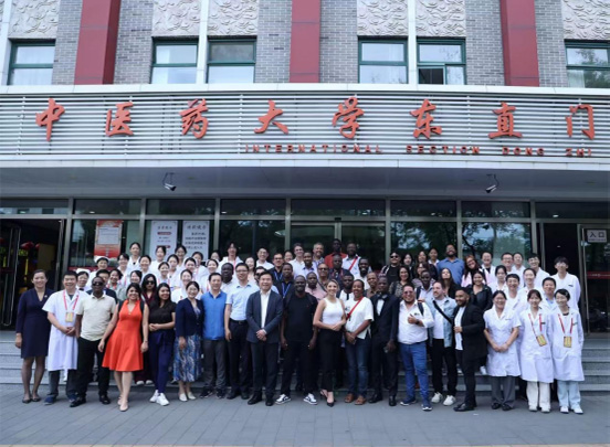 中非拉美佳话传：外国记者团来北京中医药大学东直门医院参观访问